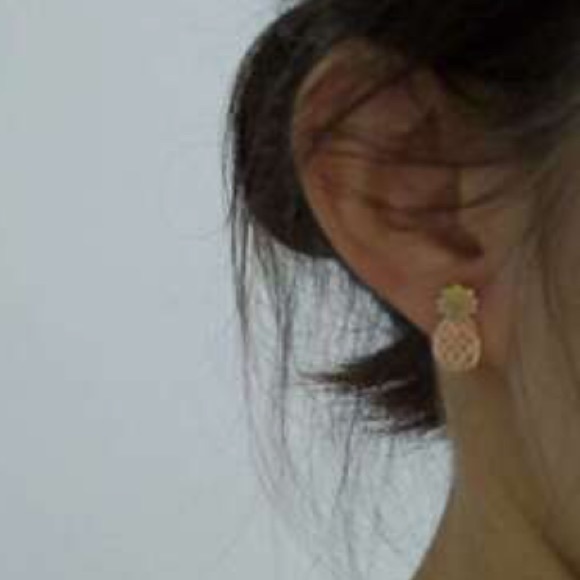 ❤️gorgeous carved pineapple stud earrings - Picture 3 of 4